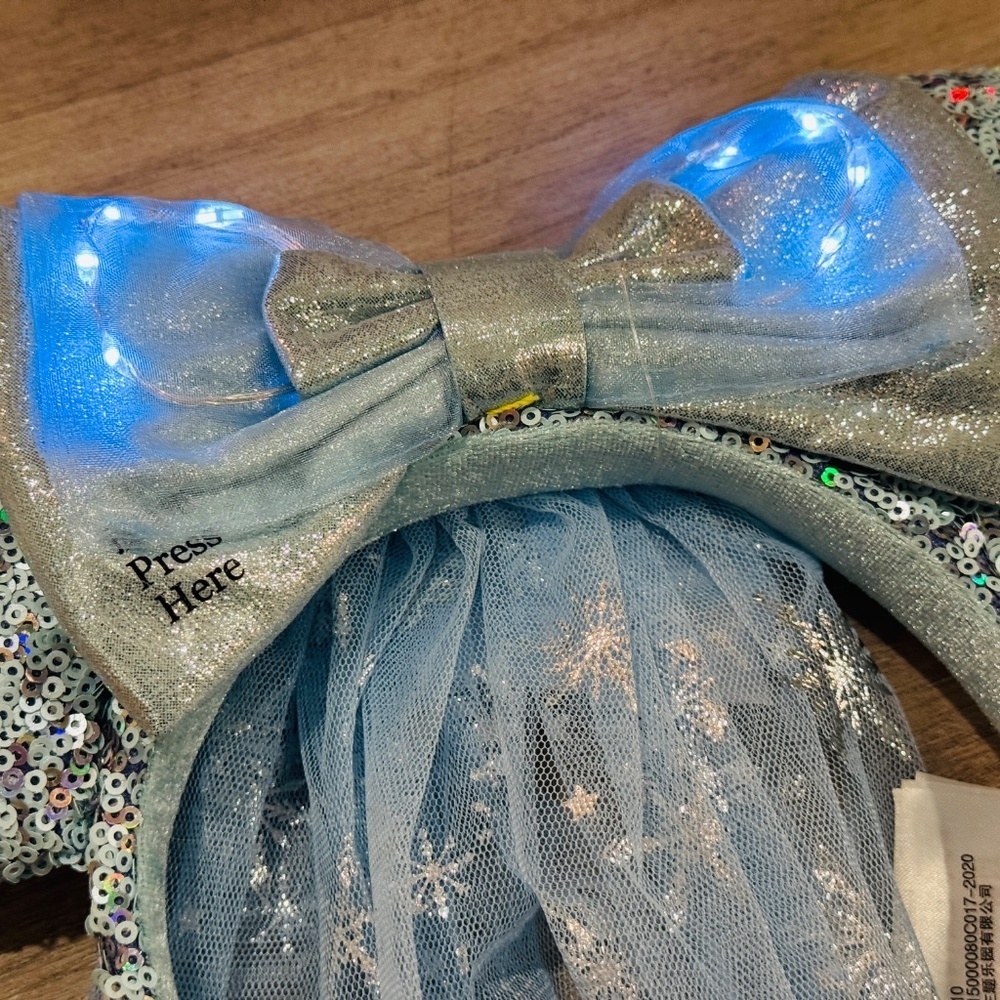 Disney - Frozen Elsa Light-Up Minnie Ears, with Veil,  Brand New with Tags! - Picture 3 of 3